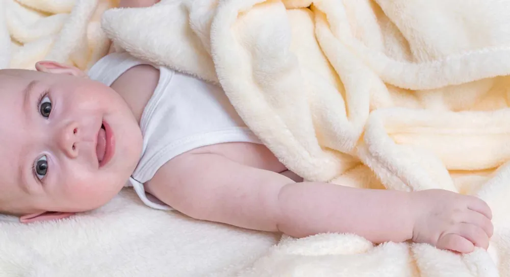 Pasgeboren baby in een zachte deken